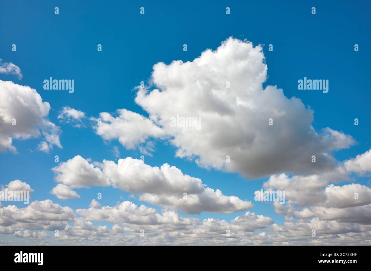 Paesaggio nuvoloso in una bella giornata di sole. Foto Stock