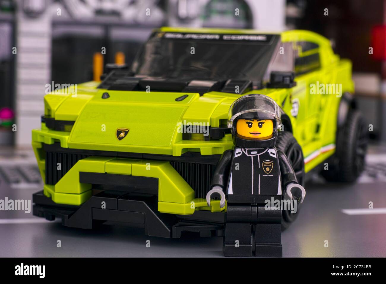 Tambov, Federazione Russa - 24 Giugno 2020 Lego Lamborghini Urus ST-X  pilota minifigina con la sua auto. LEGO Speed Champions. Scatto in studio  Foto stock - Alamy
