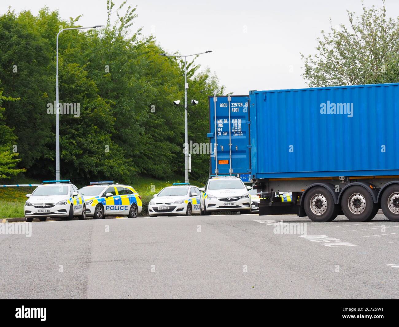 Wheatley, Oxfordshire, Regno Unito. 13 luglio 2020. La polizia ha fatto un'oscillazione su un camion ai servizi M40 a Wheatley, appena fuori Oxford. Credit: Angela Swann/Alamy Live News Foto Stock