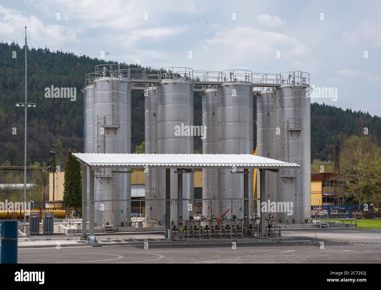 Silo chimico in acciaio inox. Foto Stock