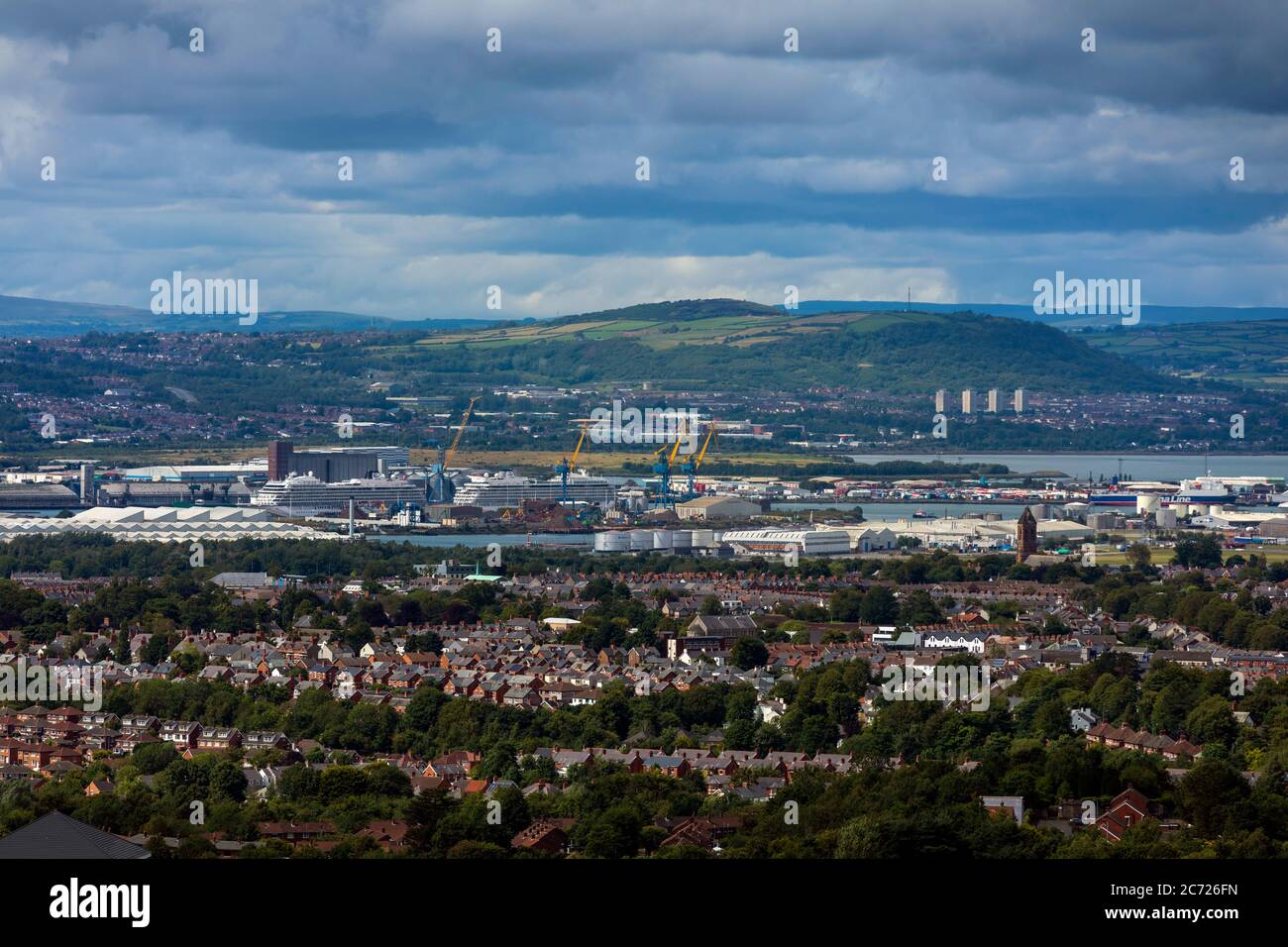 Vista su Belfast da est verso i moli e Carnomoney Hill Foto Stock