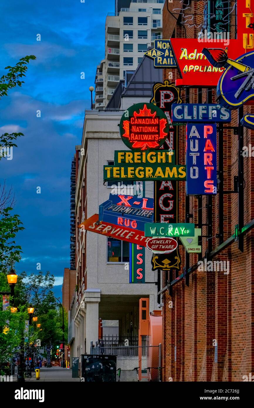 Cartelli vintage al neon, Neon Sign Museum, Fourth St. Promenade, Edmonton, Alberta, Canada Foto Stock