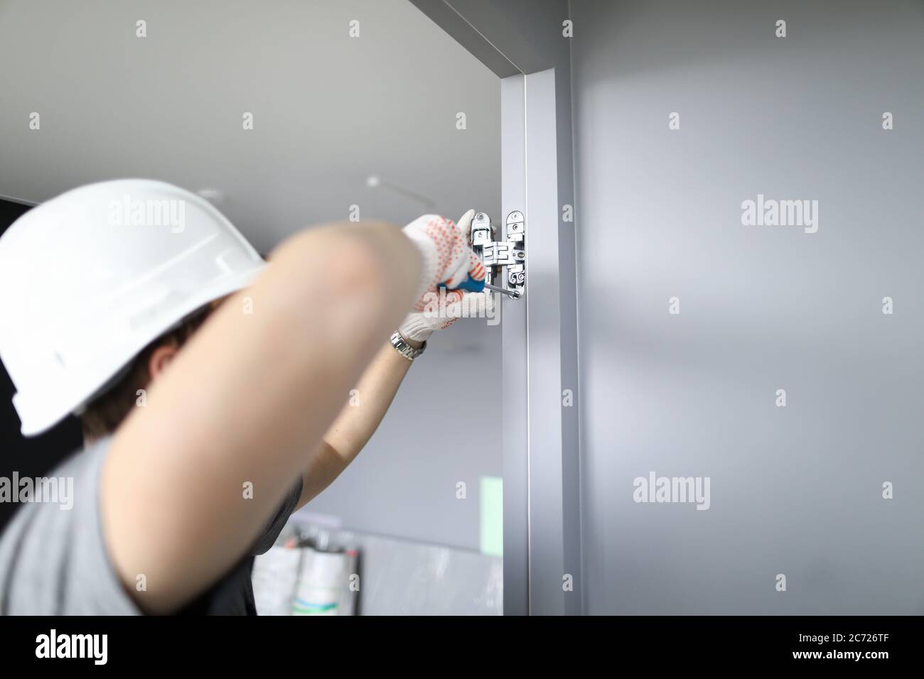 Uomo occupato con attrezzo speciale Foto Stock