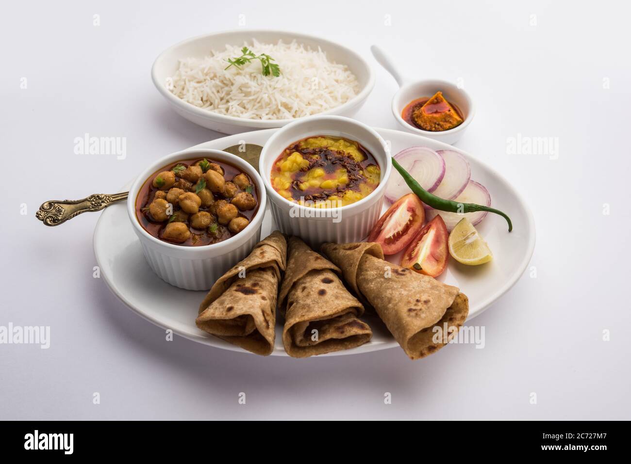 Piatto di cucina indiana o tali vegetariani comprende dal Fry, riso, Chapati e un tipo di verdure con insalata Foto Stock