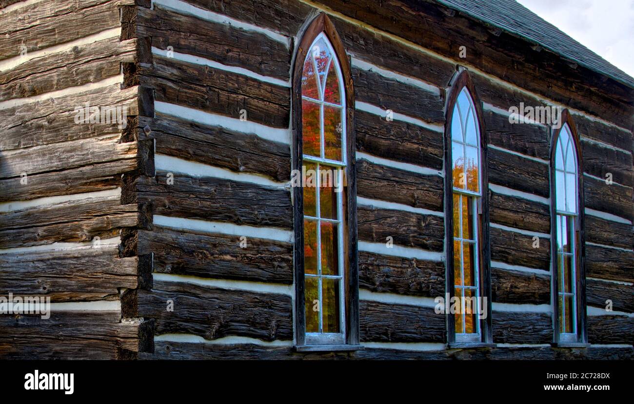 Esterno dell'edificio della chiesa di legno intemperie in legno di capanna. Foto Stock