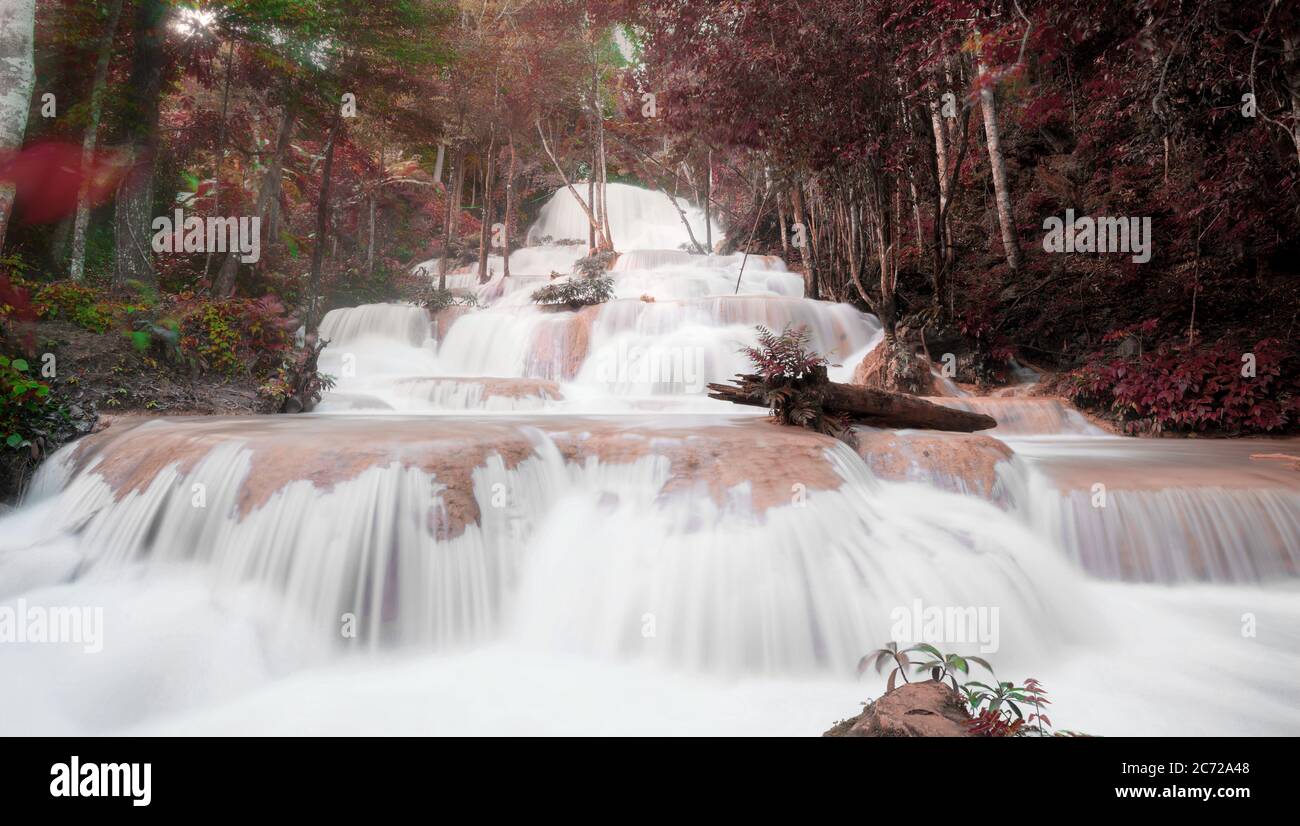 Paesaggio autunno colorato bella cascata tra la ricca e bella foresta pluviale in Thailandia, Lampang concetto di natura sfondo Foto Stock