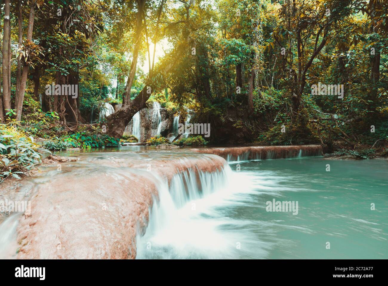 Paesaggio autunno colorato bella cascata tra la ricca e bella foresta pluviale in Asia, Thailandia concetto di natura sfondo Foto Stock