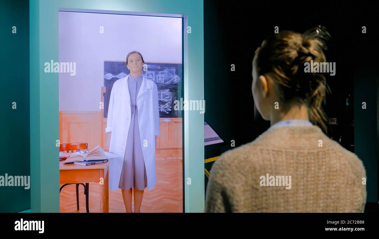 MOSCA, RUSSIA - 1 MAGGIO 2019: Museo moderno. Donna che guarda la presentazione di video educativi in esposizione di chiosco interattivo. Istruzione, scienza e. Foto Stock