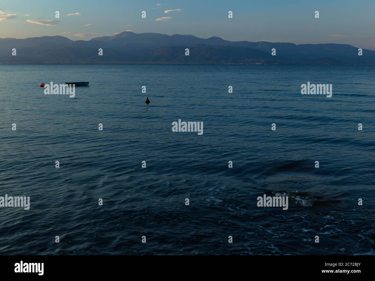 Barca e boe in un golfo Foto Stock