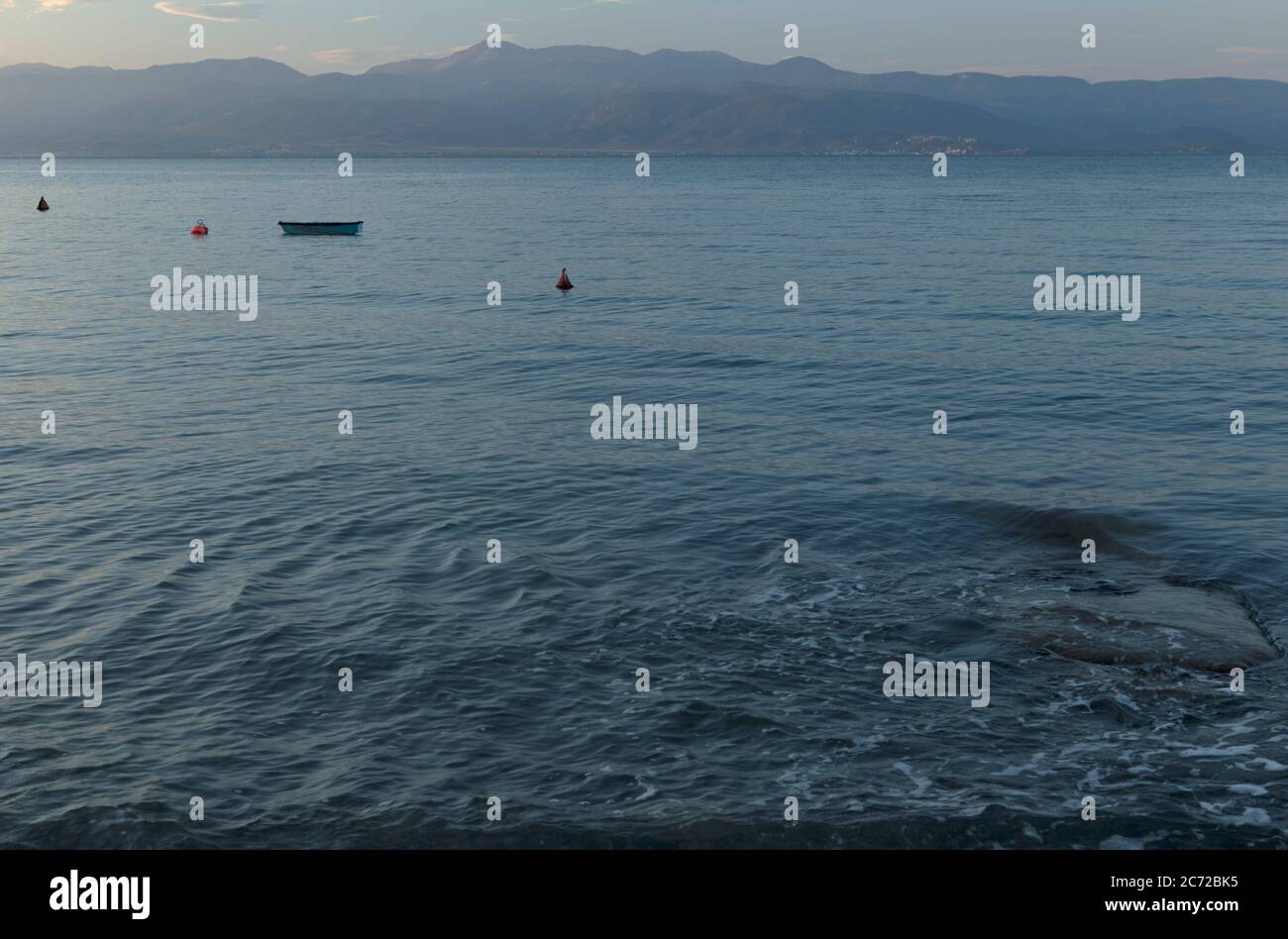 Barca e boe in un golfo Foto Stock