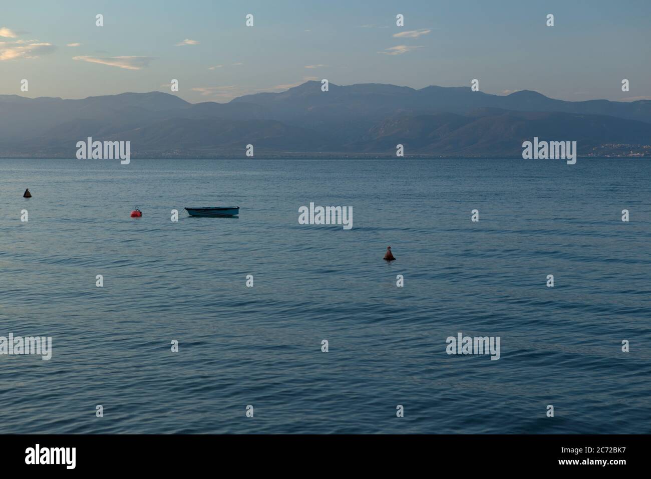 Barca e boe in un golfo Foto Stock