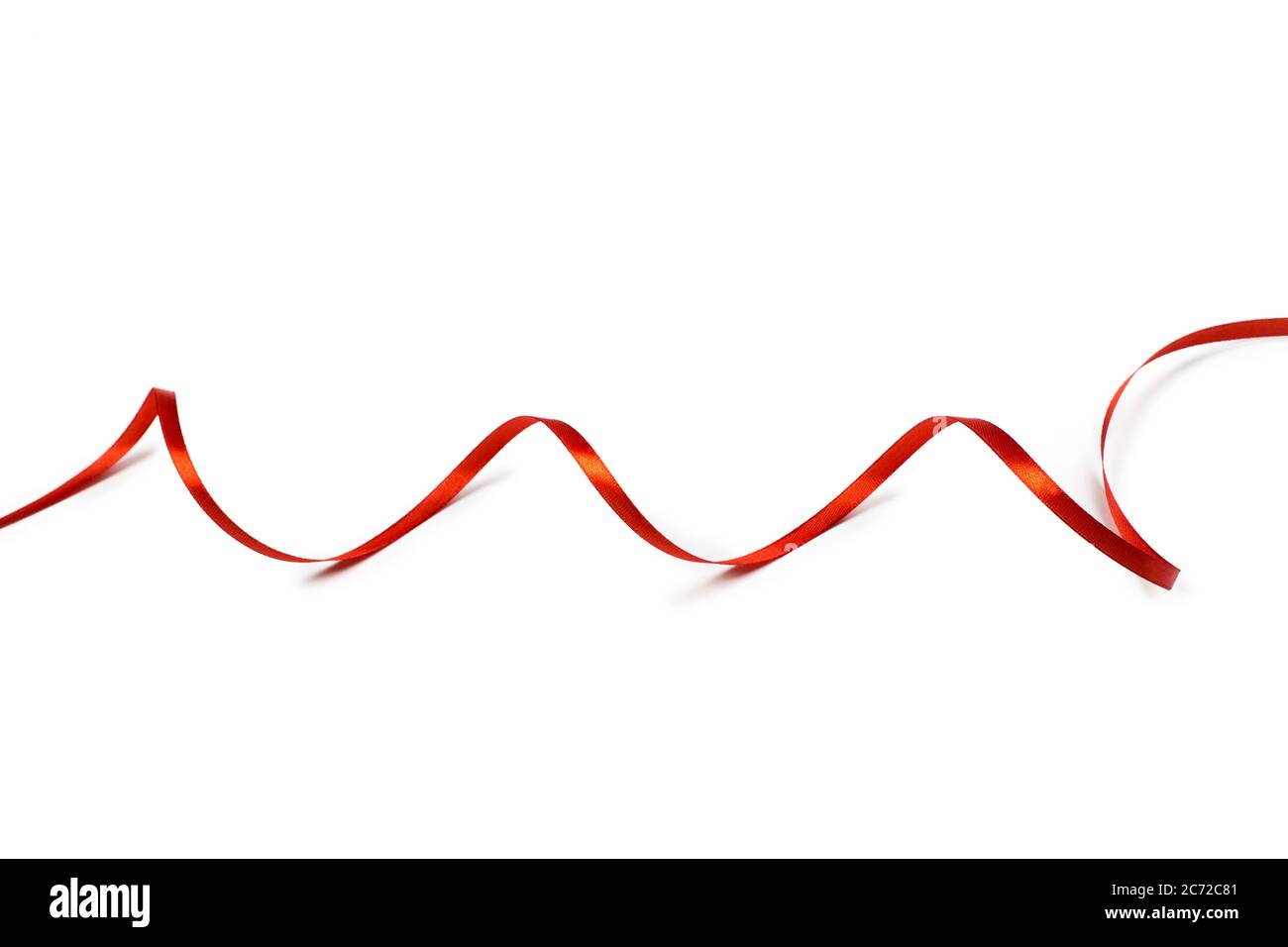 Nastro rosso satinato isolato su fondo bianco Foto Stock