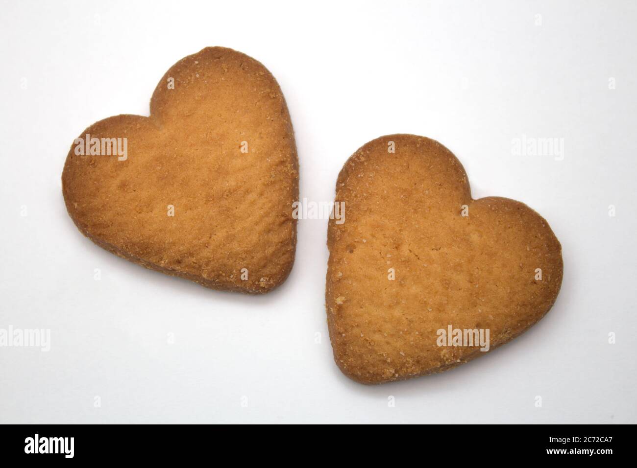 Due gustosi biscotti sotto forma di cuori, due cuori insieme - un simbolo di amore Foto Stock