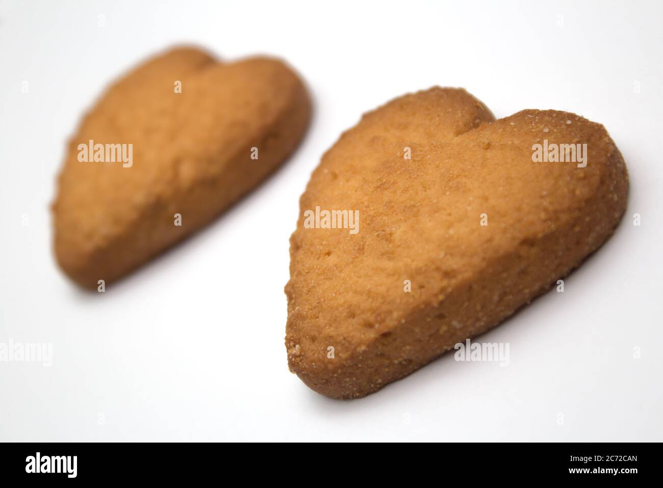 Due gustosi biscotti sotto forma di cuori, due cuori insieme - un simbolo di amore Foto Stock