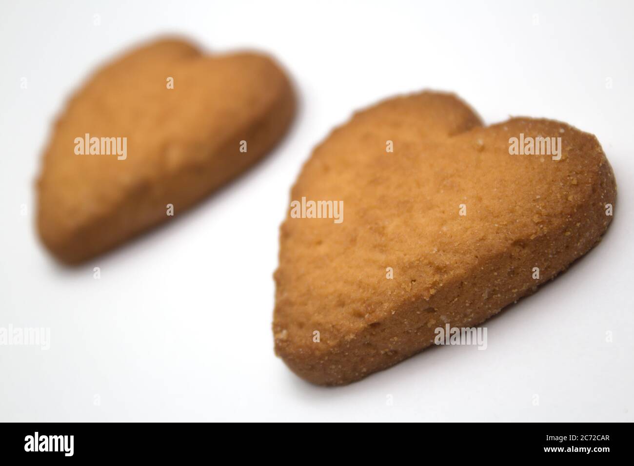 Due gustosi biscotti sotto forma di cuori, due cuori insieme - un simbolo di amore Foto Stock
