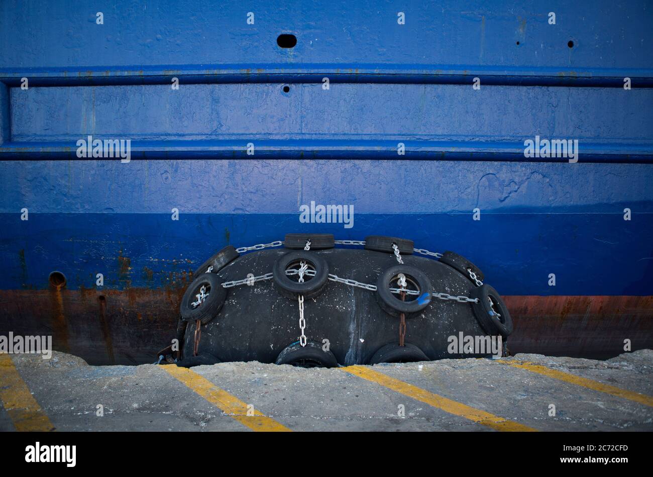 Battelli tra un traghetto e un molo Foto Stock