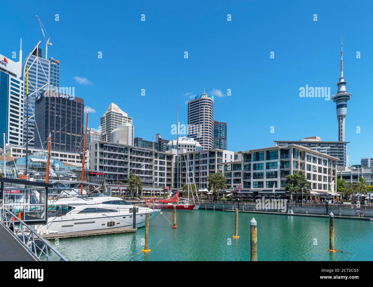 Skyline del quartiere centrale degli affari da Viaduct Harbour, Auckland, Nuova Zelanda Foto Stock