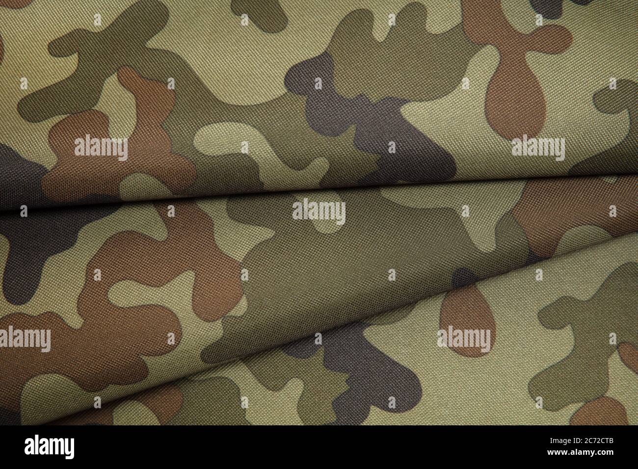 Tessuto camouflage arrotolato con motivo in colore verde e marrone Foto Stock