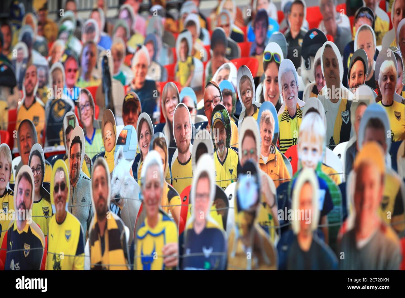 Una visione generale del taglio di cartone dei tifosi negli stand prima della finale di gioco di Sky Bet League One al Wembley Stadium, Londra. Foto Stock