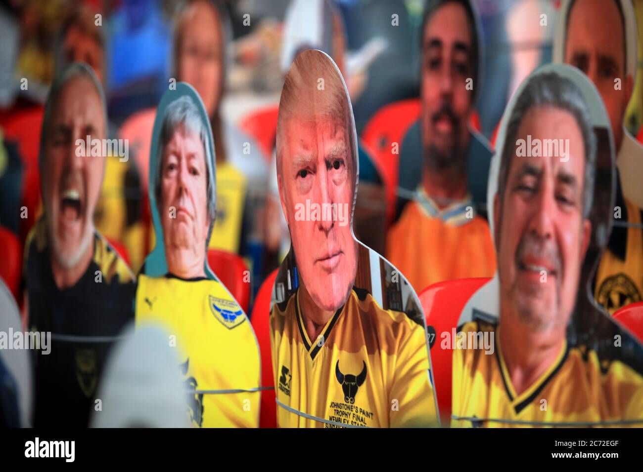 Una visione generale del taglio di cartone dei tifosi negli stand, tra cui Donald Trump prima della finale di gioco di Sky Bet League One al Wembley Stadium, Londra. Foto Stock