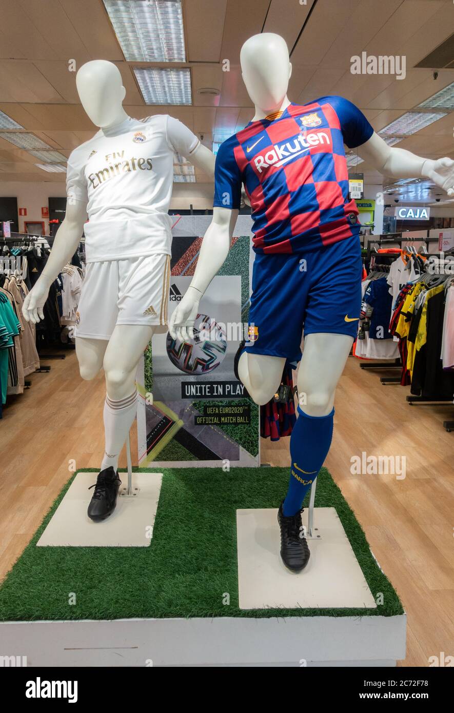 Kit/strip da calcio Real Madrid e Barcellona in negozio in Spagna Foto Stock