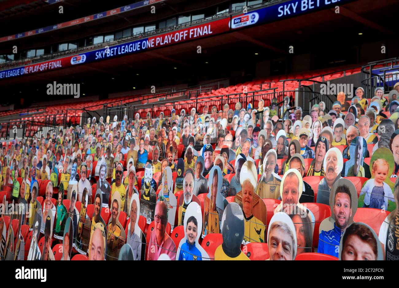 Una visione generale del taglio di cartone dei tifosi negli stand prima della finale di gioco di Sky Bet League One al Wembley Stadium, Londra. Foto Stock