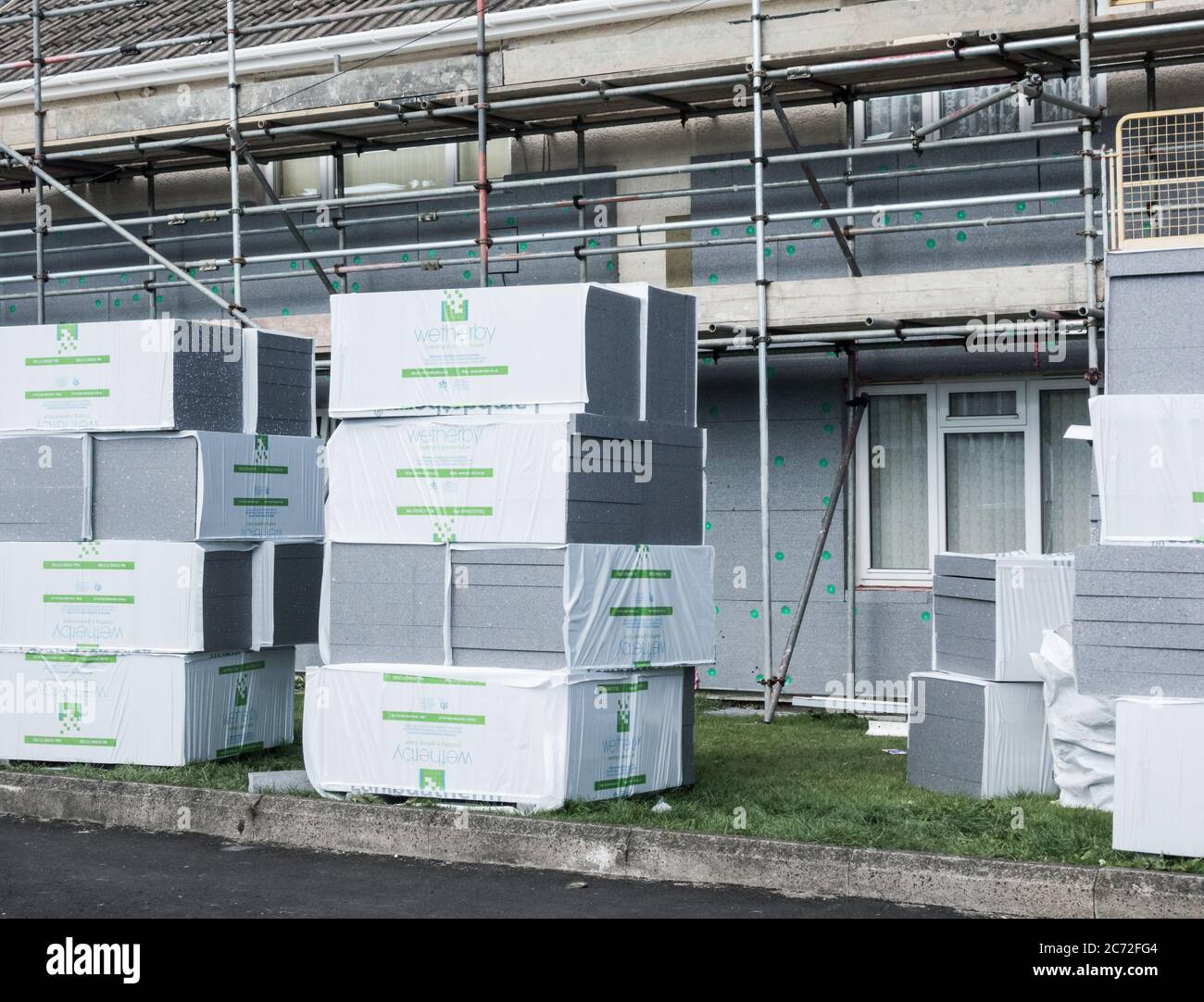 Rivestimento esterno in fase di installazione per le case del consiglio nel nord-est dell'Inghilterra. REGNO UNITO Foto Stock