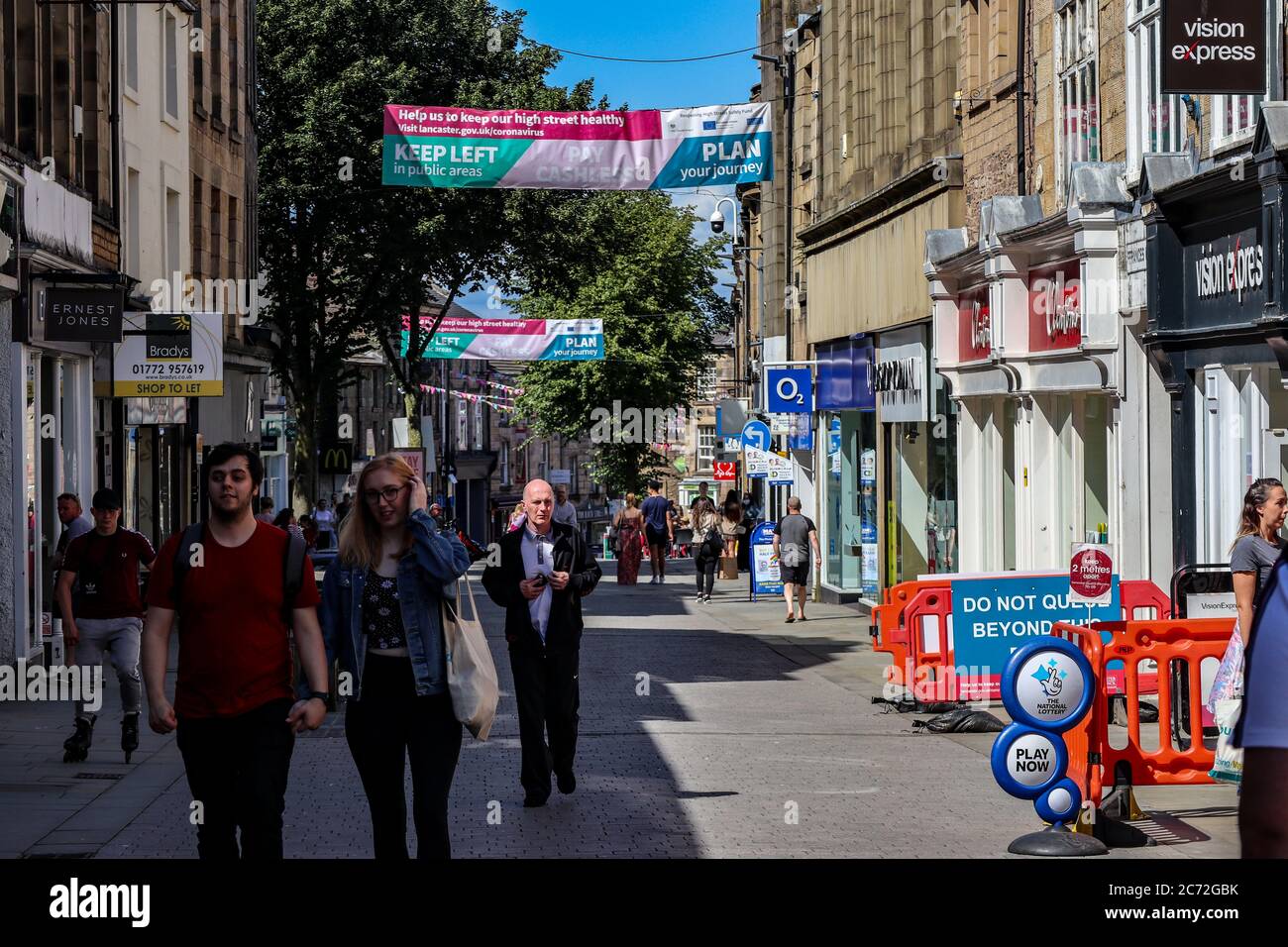 Lancaster, Regno Unito. 12 luglio 2020. High Street a Lancaste rimane ancora abbastanza, anche se ci sono alcuni acquirenti che stanno per mendere di visdit l'High Street Credit: PN News / Alamy Live News Foto Stock