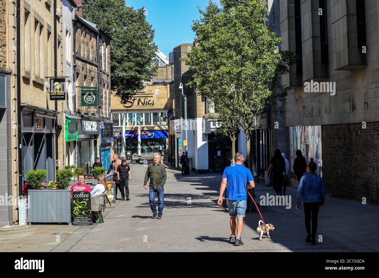 Lancaster, Regno Unito. 12 luglio 2020. High Street a Lancaste rimane ancora abbastanza, anche se ci sono alcuni acquirenti che stanno per mendere di visdit l'High Street Credit: PN News / Alamy Live News Foto Stock