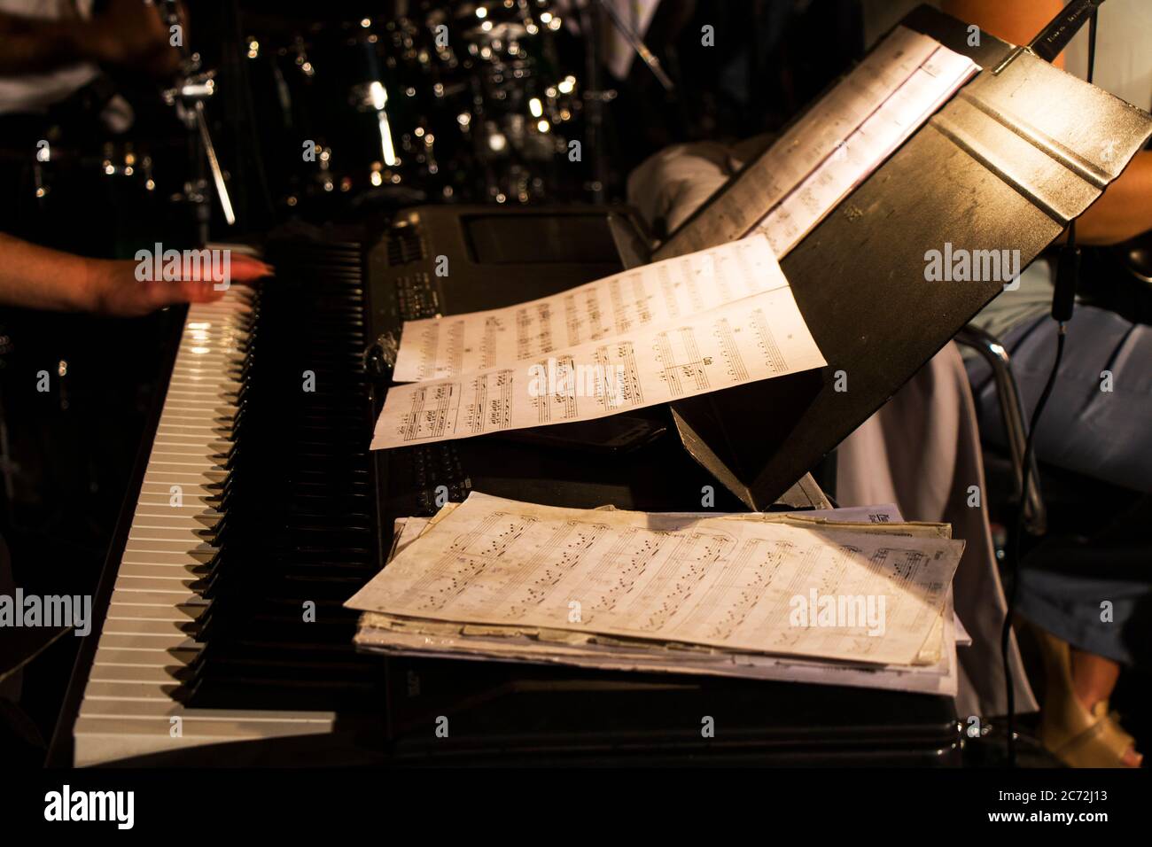 Appunti e strumenti musicali, simboli e note musicali classici Foto Stock