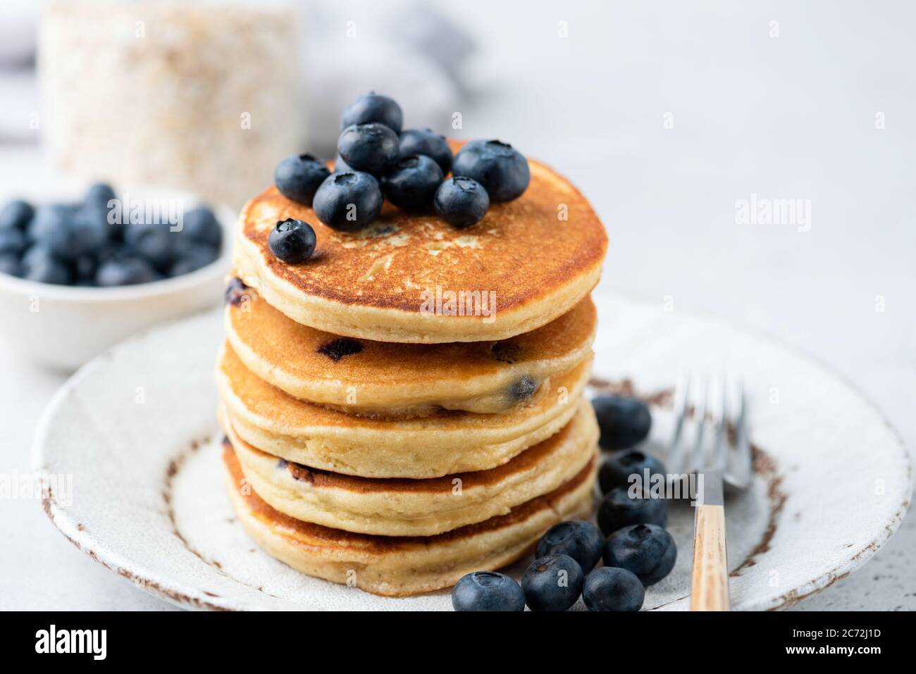Pila di frittelle al mirtillo. Pancake di mais fatti in casa con mirtilli Foto Stock