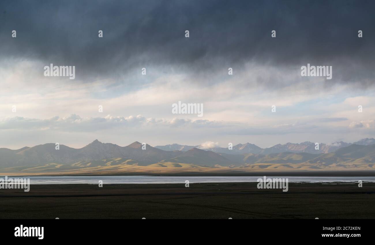 Imminenti nubi tempesta sopra il lago di Son Kol, Kirghizistan Foto Stock
