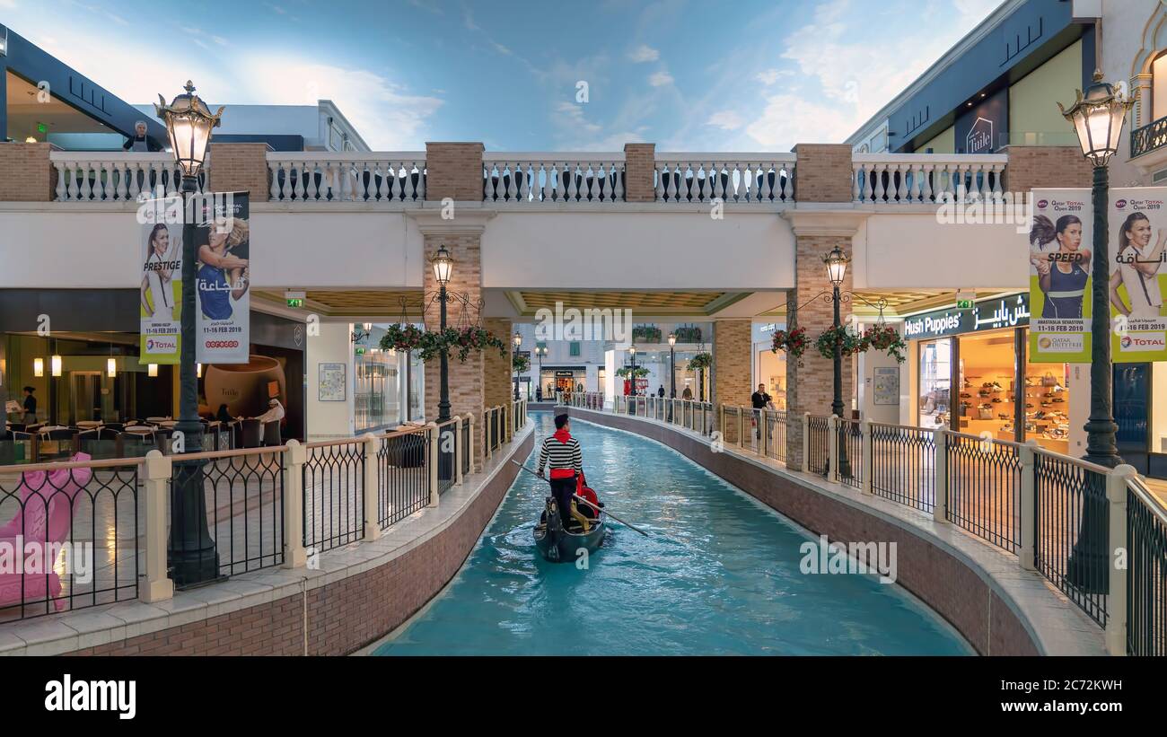 Doha, Qatar - Febbraio 2019: Scena interna dal centro commerciale Villaggio di Doha con molti negozi e negozi Foto Stock