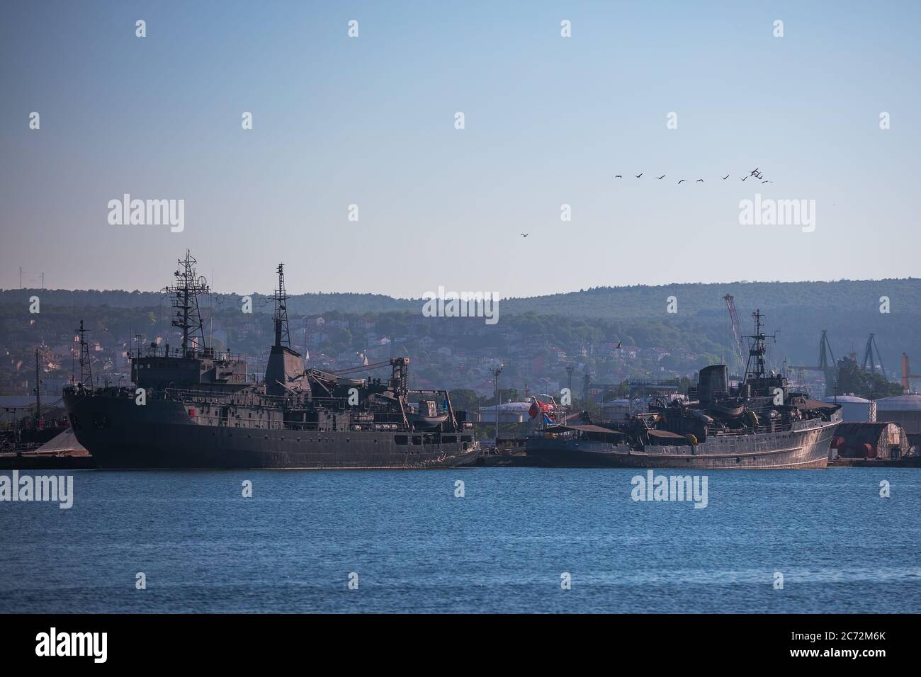 Navi militari ormeggiano nel porto marittimo Foto Stock