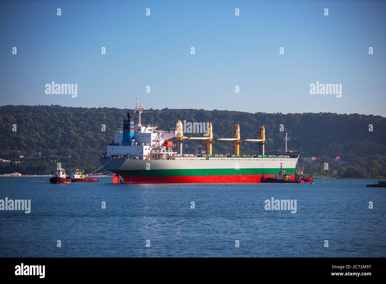 Nave industriale con container ormeggiare in porto Foto Stock