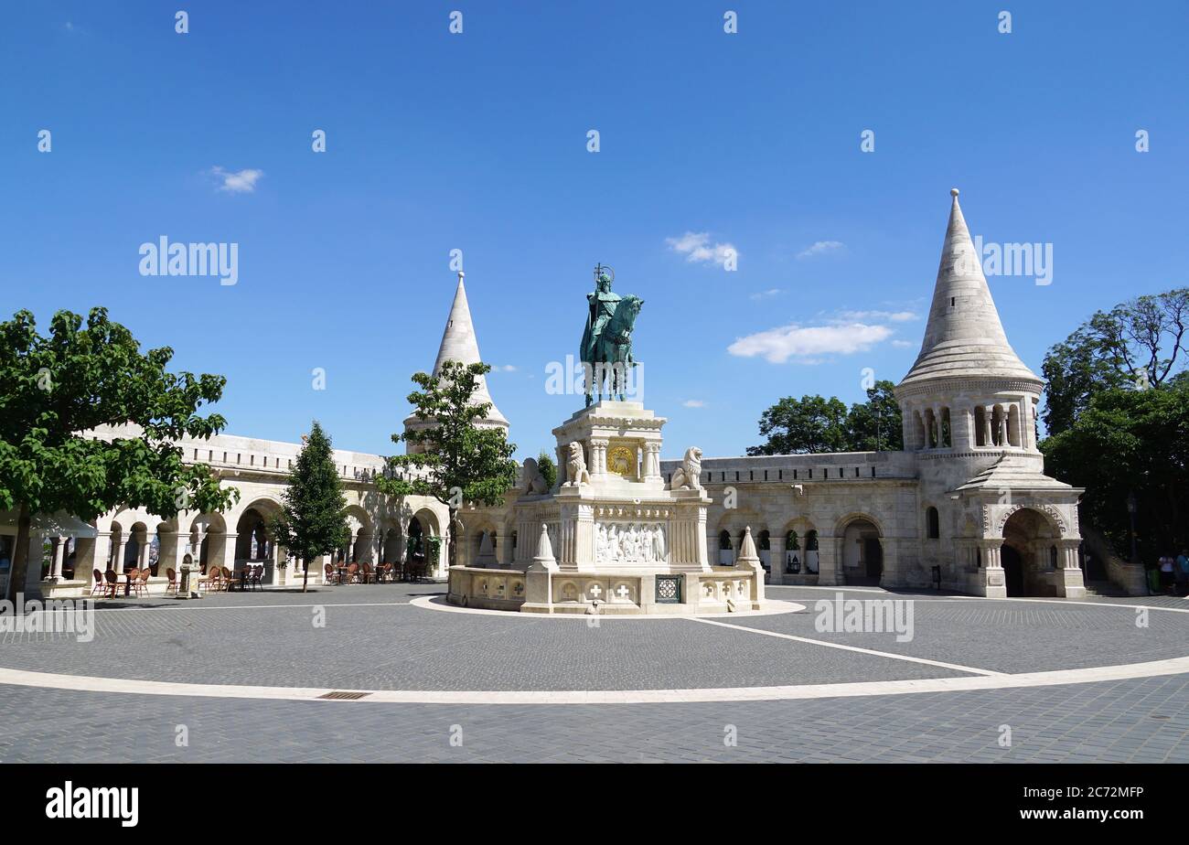 Il Bastione del Pescatore è una terrazza in stile neo-gotico e neo-romanico situata sulla riva del Danubio, nel quartiere del Castello, a Budapest, Hubbary Foto Stock
