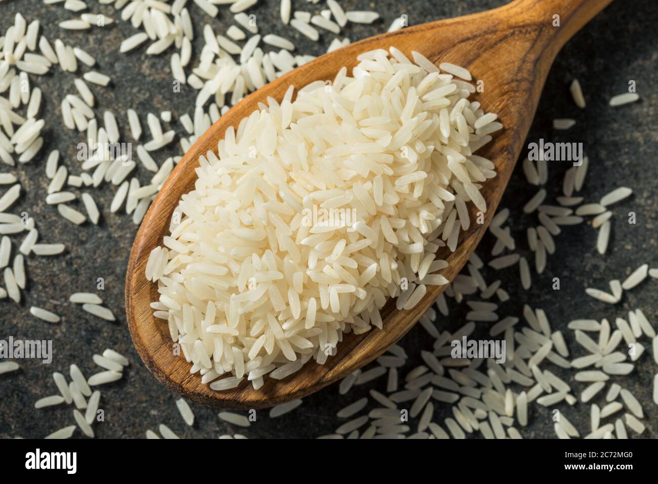 Riso di gelsomino bianco secco a grana lunga in un cucchiaio Foto Stock