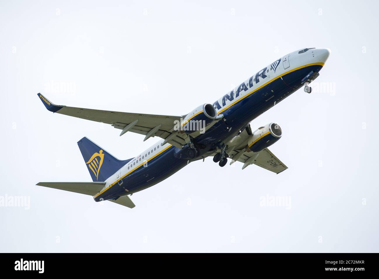 Prestwick, Scozia, Regno Unito. 13 luglio 2020. Nella foto: Un volo Ryanair (Boeing 737-800) in partenza dall'aeroporto di Prestwick per una destinazione turistica europea. Ryanair ha operativo programmi completi dal 1 luglio a causa della crisi del coronavirus (COVID19) che ha colpito l'industria globale dell'aviazione. I passeggeri sono tenuti a indossare maschere facciali sui loro voli fino a nuovo avviso per evitare la diffusione del coronavirus. Credit: Colin Fisher/Alamy Live News Foto Stock