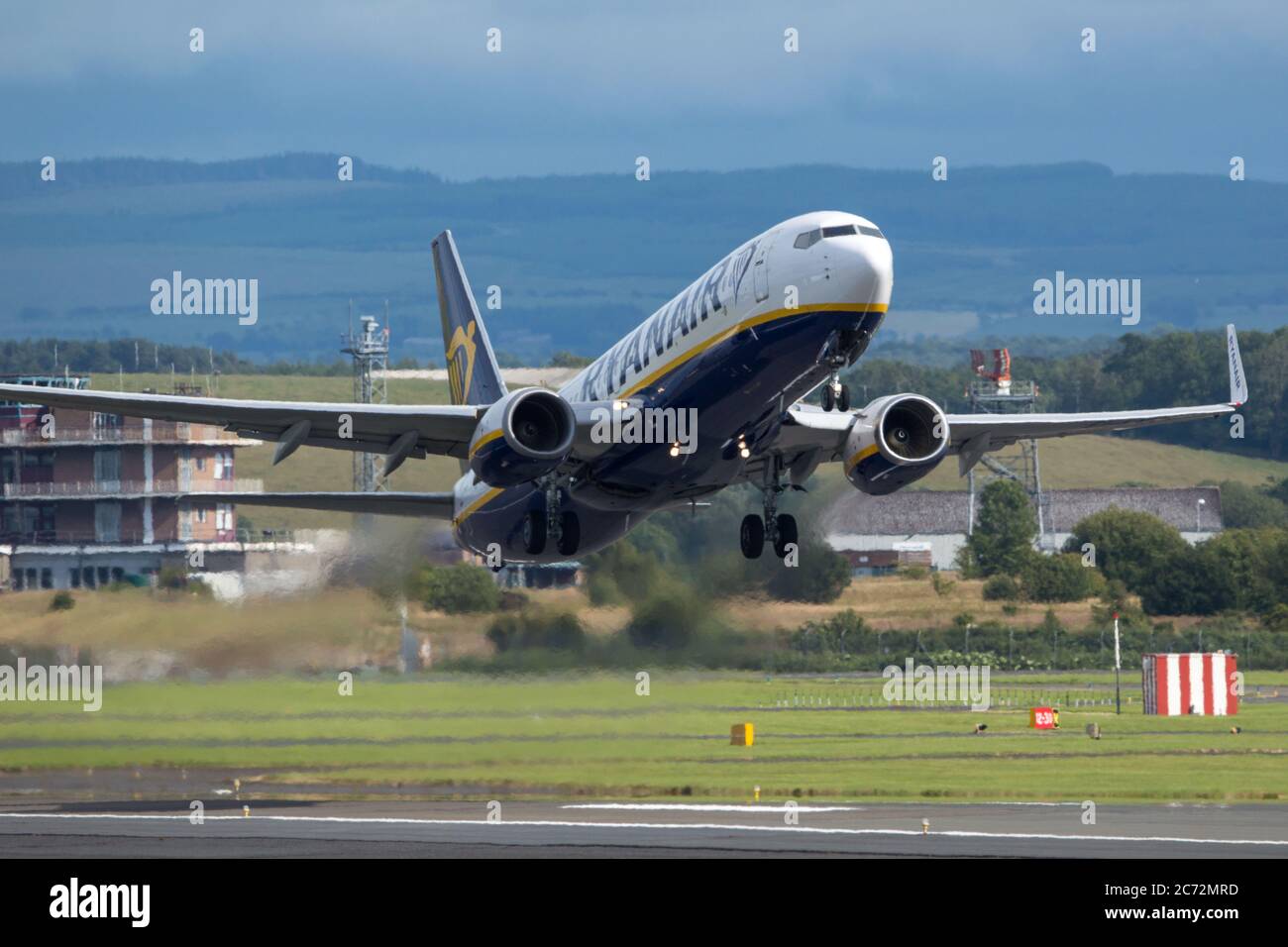 Prestwick, Scozia, Regno Unito. 13 luglio 2020. Nella foto: Un volo Ryanair (Boeing 737-800) in partenza dall'aeroporto di Prestwick per una destinazione turistica europea. Ryanair ha operativo programmi completi dal 1 luglio a causa della crisi del coronavirus (COVID19) che ha colpito l'industria globale dell'aviazione. I passeggeri sono tenuti a indossare maschere facciali sui loro voli fino a nuovo avviso per evitare la diffusione del coronavirus. Credit: Colin Fisher/Alamy Live News Foto Stock