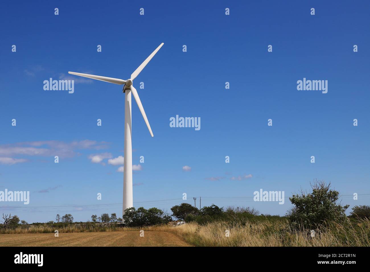 Turbina eolica contro un cielo blu. Foto Stock