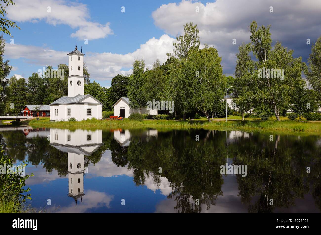 La vecchia stazione di vigili del fuoco di Stjarnsund, situata nella provincia svedese di Dalarna, si riflette nella diga della centrale idroelettrica nella for Foto Stock