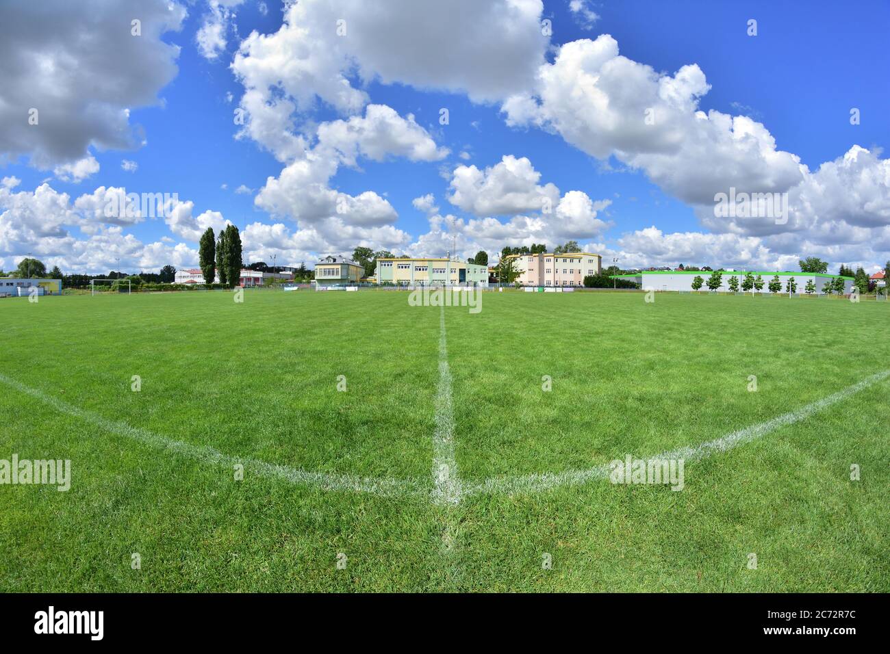 Una linea sull'erba su un campo di calcio in una giornata di sole. Lente fisheye. Estate. Foto Stock