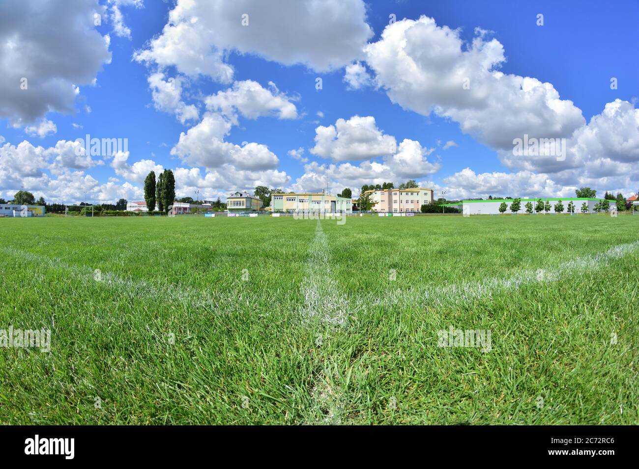 Una linea sull'erba su un campo di calcio in una giornata di sole. Lente fisheye. Estate. Foto Stock