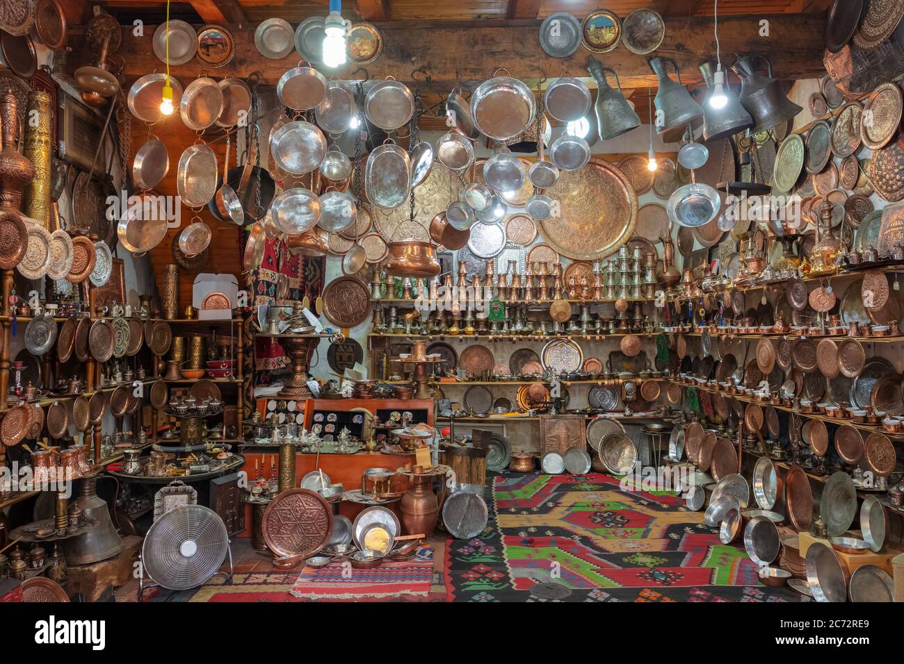 Negozio di souvenir tradizionale con prodotti in rame nella Città Vecchia di Sarajevo, BiH Foto Stock