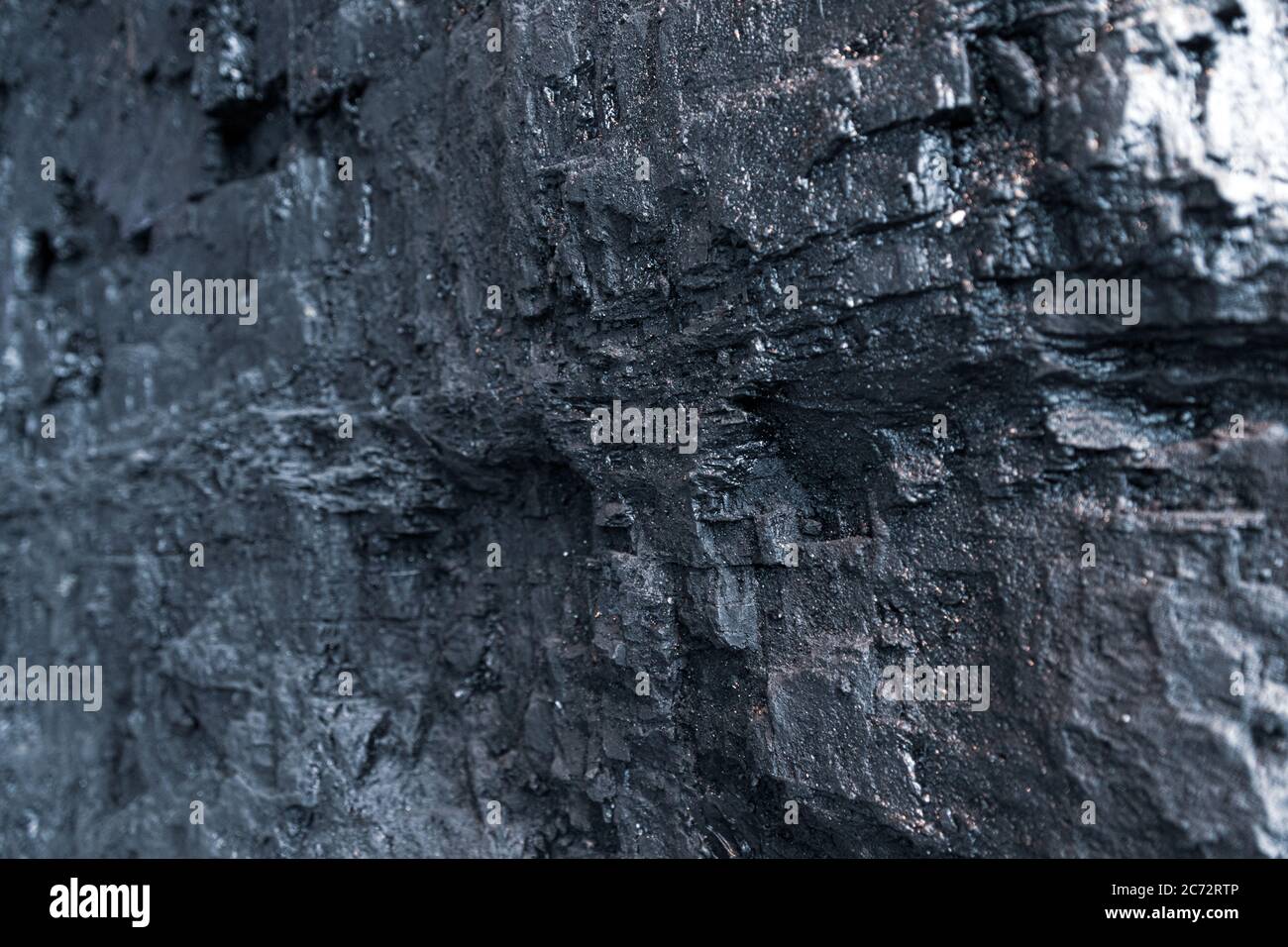 Bordo scintillante di un grosso pezzo di carbone nero. Foto di riserva senza royalty. Foto Stock