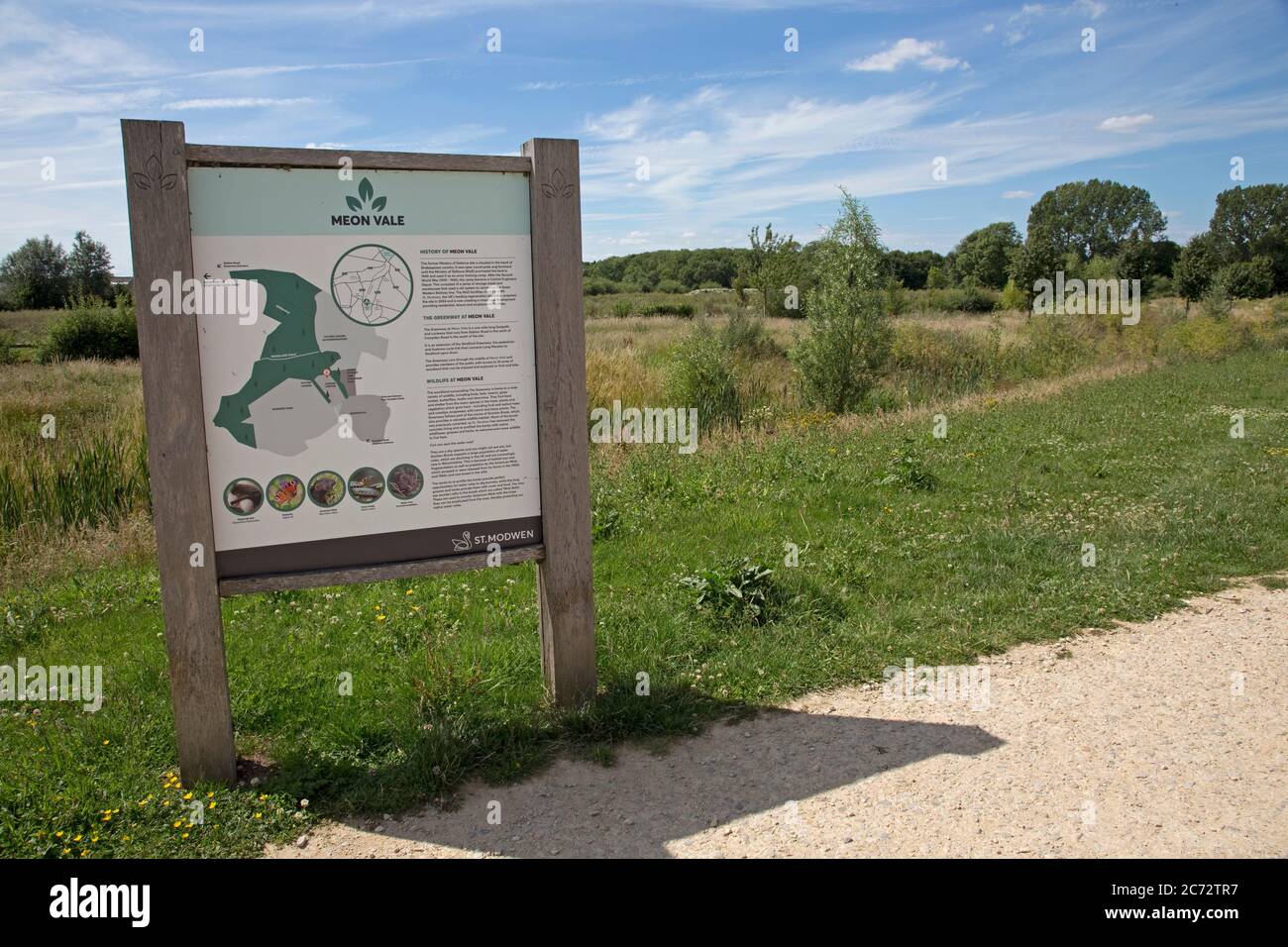 Nuovo e attraente percorso ciclabile lungo l'area faunistica di Meon vale, Long Marston Garden Village, vicino a Stratford, Warks, Regno Unito Foto Stock