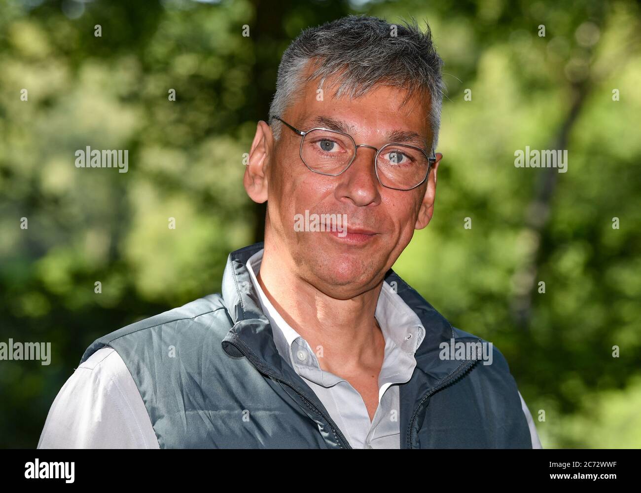 13 luglio 2020, Berlino: Stefan Tidow, Segretario di Stato per la protezione dell'ambiente e del clima, a un evento stampa sull'irrigazione del Barsee essiccato con acqua trattata. Il lago è minacciato dalla riduzione delle acque sotterranee e dalla siccità. Per migliorare le condizioni di vita degli animali e delle piante nella palude dell'erba oscillante, una pianta di osmosi inversa è usata per produrre l'acqua acida richiesta per le paludi, che è basso in minerali e sostanze nutrienti. Grunewald è uno dei più importanti bacini idrici di Berlino. Qui, i pozzi delle acque di Beelitzhof e Tiefwerder producono acqua potabile f Foto Stock