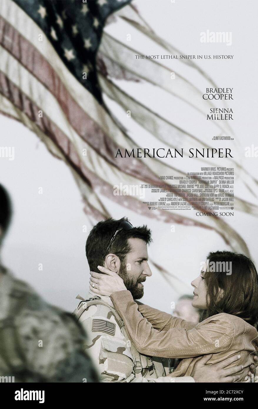 American Sniper (2014) diretto da Clint Eastwood e con Bradley Cooper, Sienna Miller e Kyle Gallner. Biografia del leggendario cecchino della Marina S.E.A.L. Chris Kyle, che ha servito 4 tour in Iraq ed è stato uno dei cecchini più mortali della guerra. Foto Stock