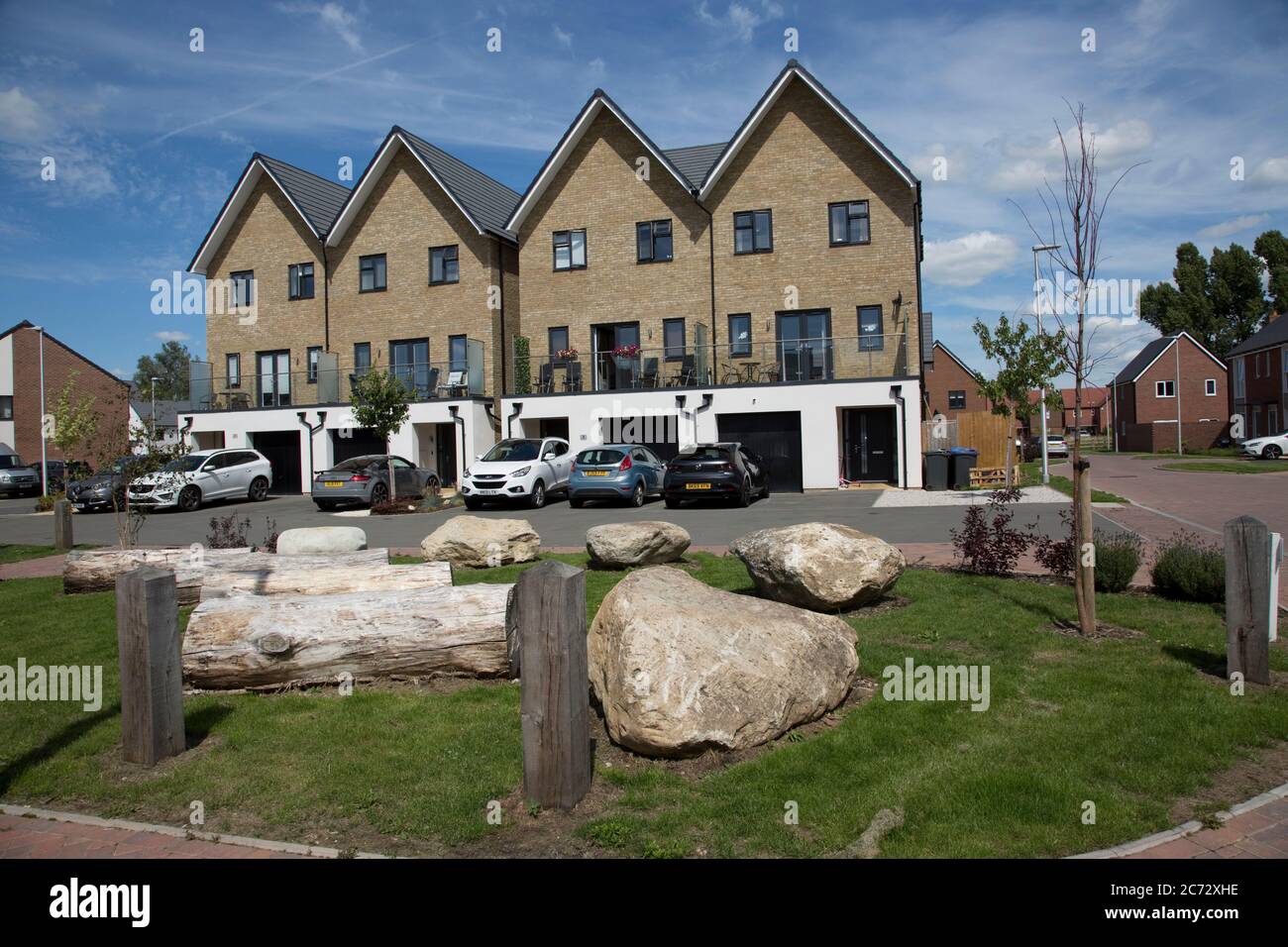 Nuove case attraenti sostenibili sul sito principale del governo britannico a Long Marston Garden Village sviluppato sul sito brownfield con spazio verde, il cyc Foto Stock