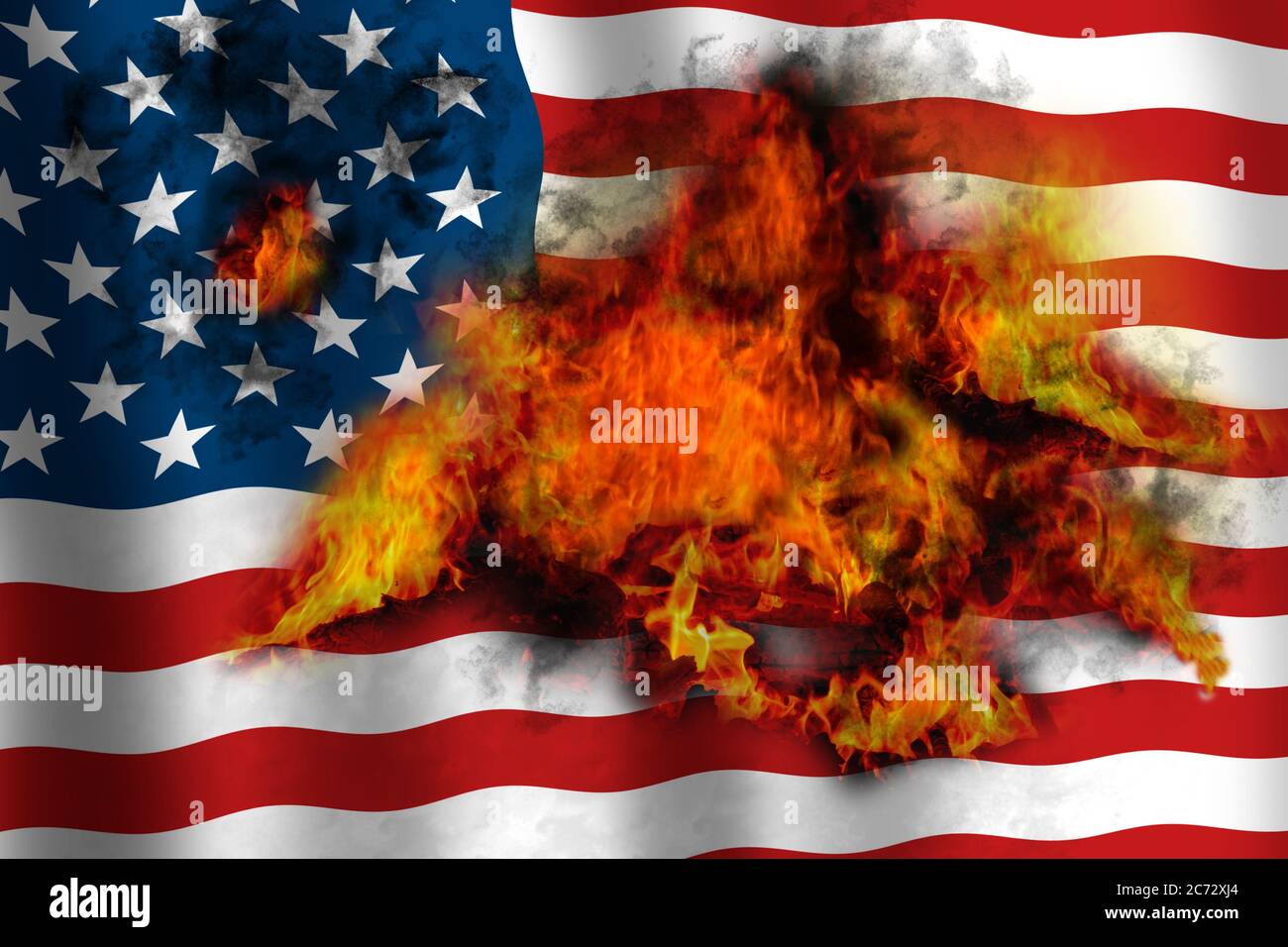 Bandiera americana che sventola in fiamme che bruciano dall'interno.  Immagine concettuale Foto stock - Alamy